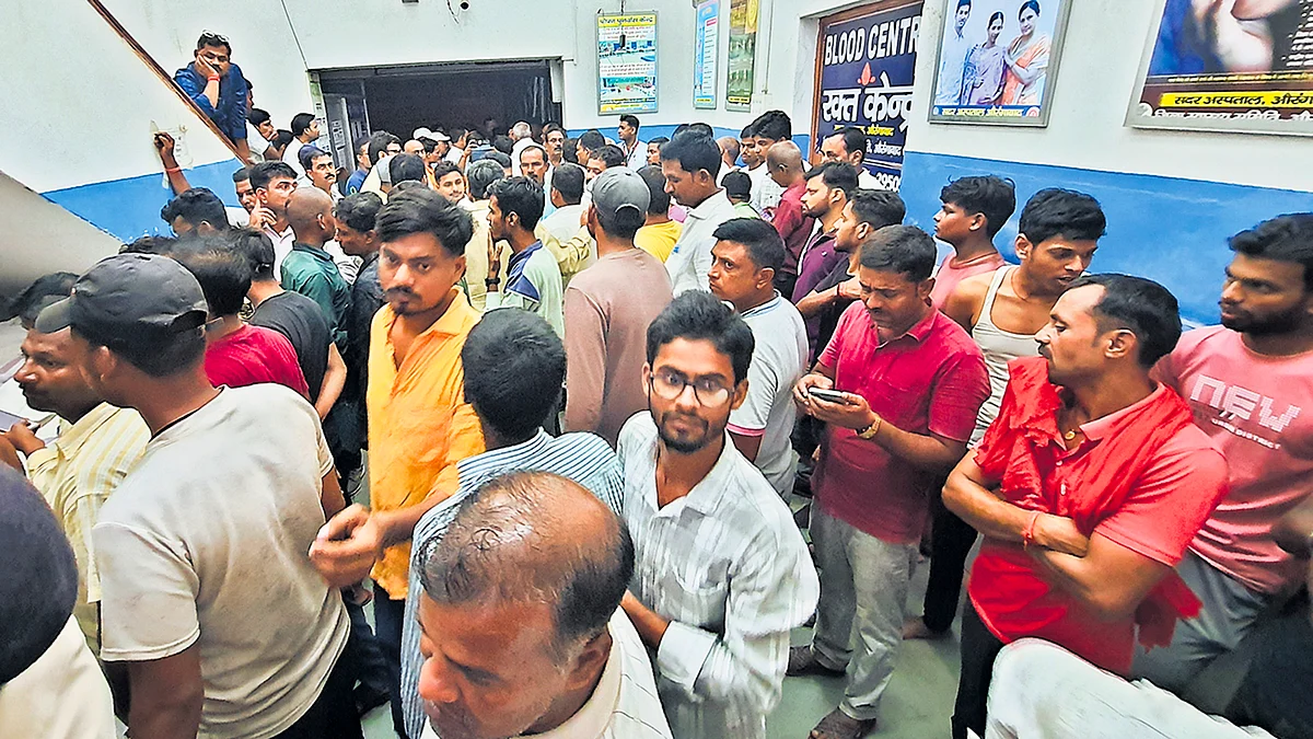 People gather at a government hospital in Aurangabad on 26 September (photo: PTI)