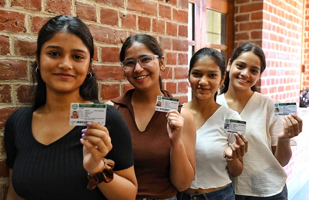 Students queue up with their identity cards to cast their votes for the DUSU elections, at Miranda House College, New Delhi (photo: Vipin/NH)