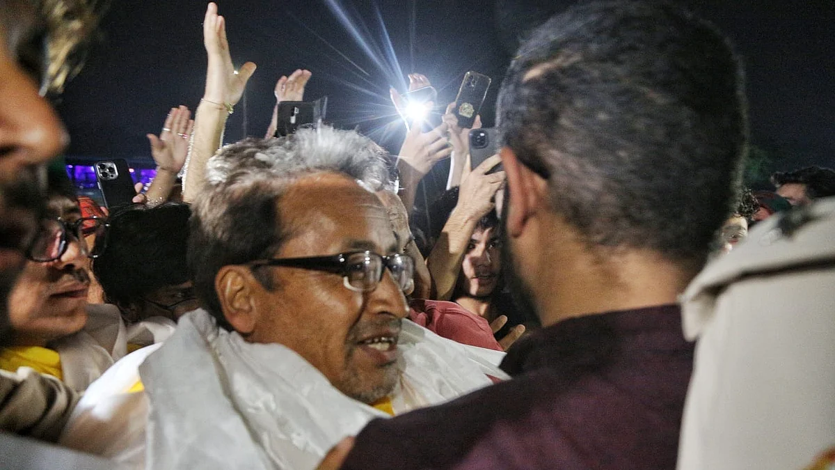 Sonam Wangchuk with supporters in New Delhi on 2 October (photo: Vipin/NH)