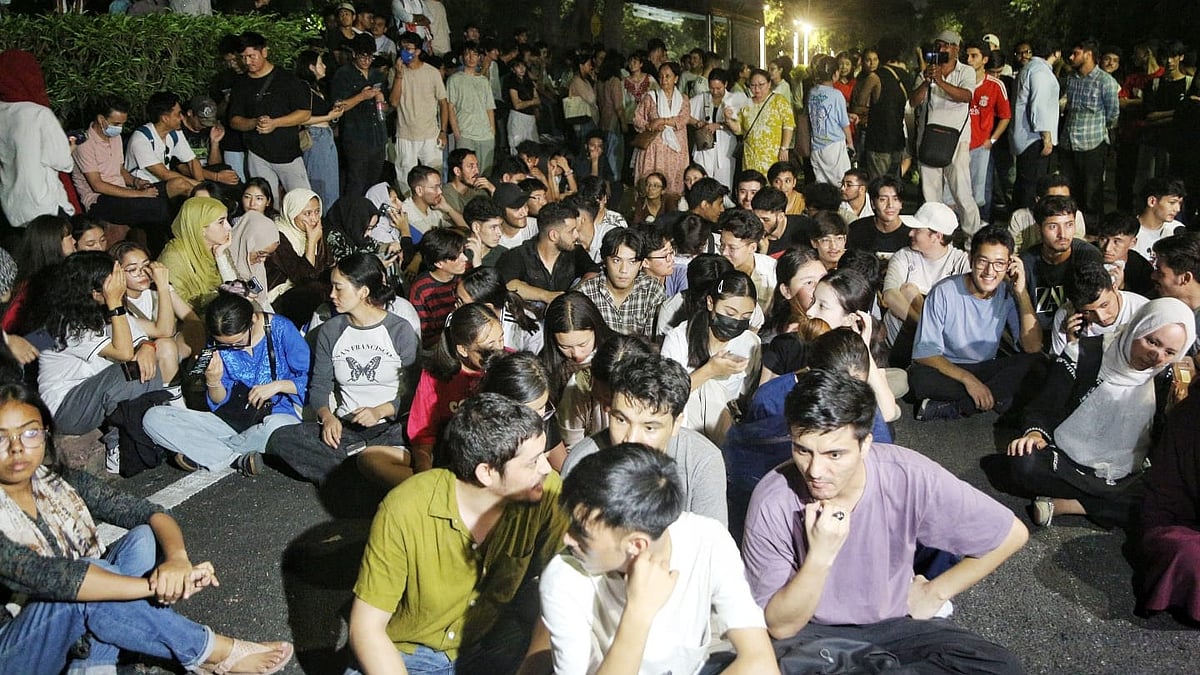 Supporters gather outside Rajghat in New Delhi (photo: Vipin/NH)