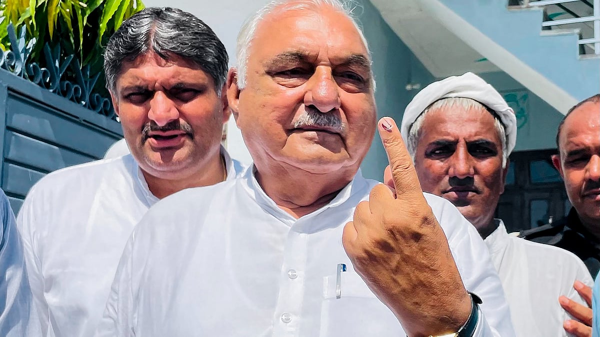 Bhupinder Singh Hooda shows his inked finger in Rohtak on 5 October (photo: PTI)
