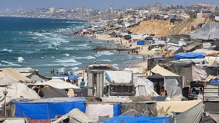 Gaza's refugee camp pushed almost into the waves of the sea (photo: @azaizamotaz/X)