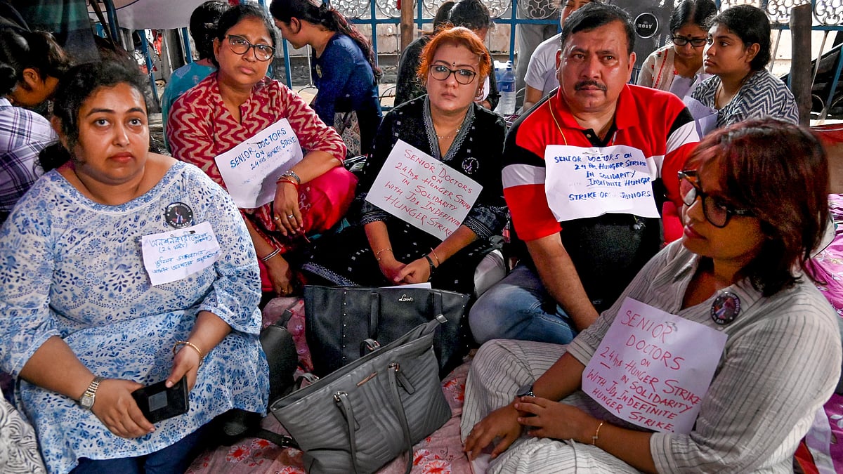 Senior doctors join junior doctors' protest in Kolkata on 7 October (photo: PTI)