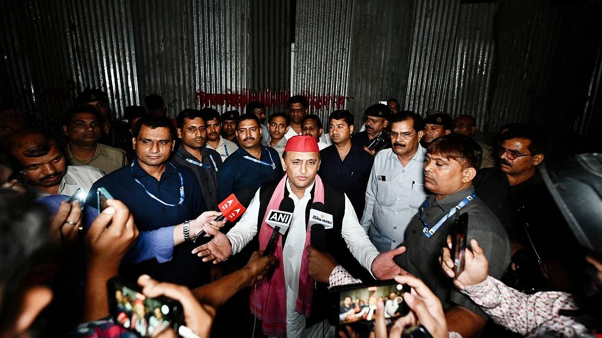 Akhilesh Yadav at the barricade (photo: @yadavakhilesh/X)