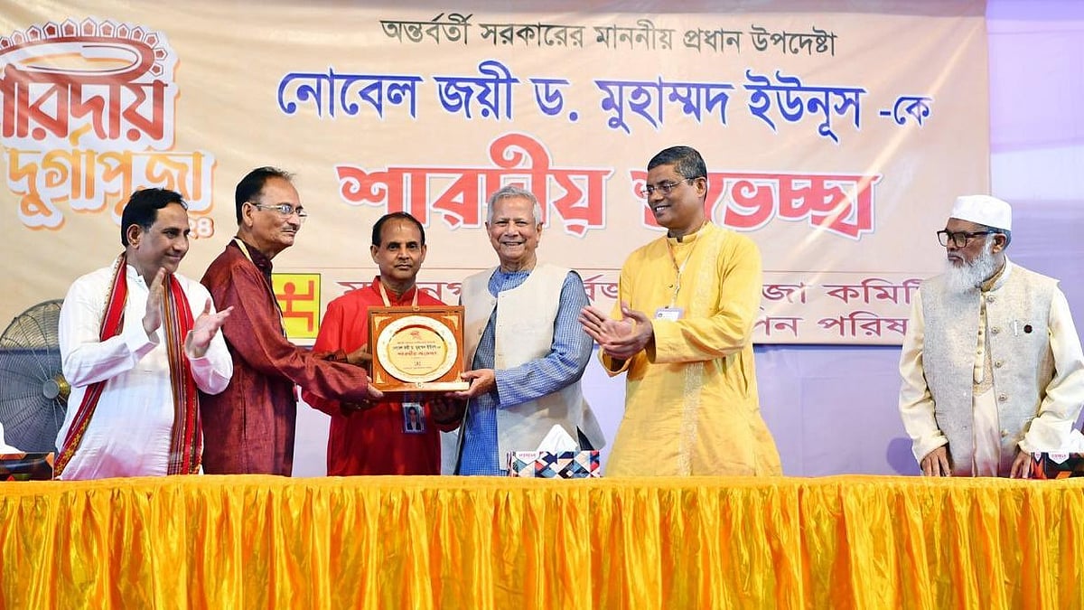 Bangladesh: Yunus visits Dhakeshwari temple following vandalism during Durga Puja