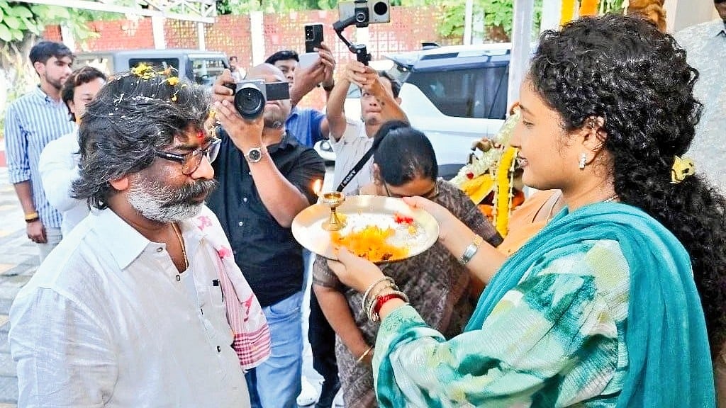 Hemant Soren being greeted by wife Kalpana on his release, June 2024