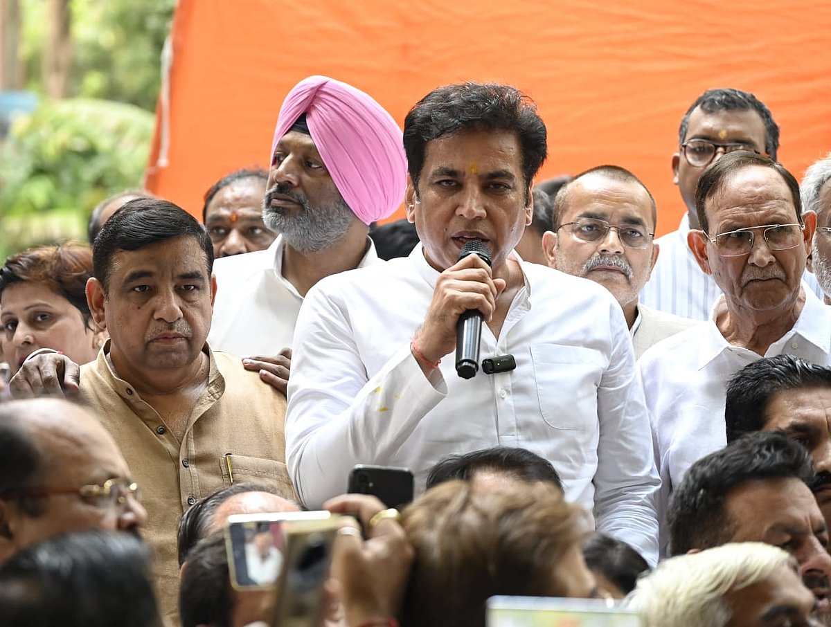 Delhi Congress president Devender Yadav flags off the vans (photo: Vipin/NH)
