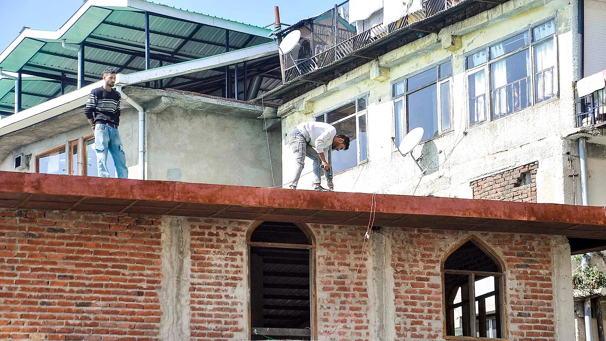Sanjauli Mosque roof removal underway, at a pace 'too slow' per Sanatani protestors