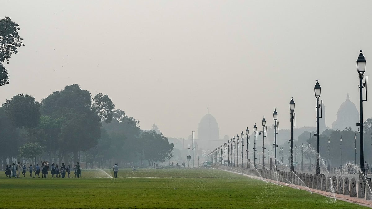 In Lutyens Delhi, sprinklers try to dampen the smog