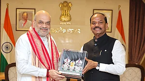 Odisha governor Raghubar Das (right) receives a gift from Union home minister Amit Shah