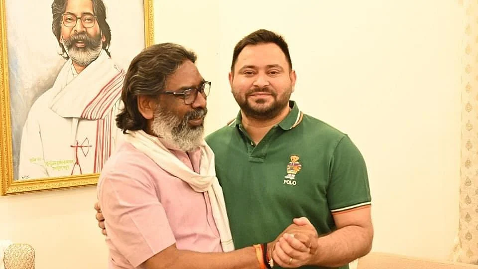 Hemant Soren (left) and Tejashwi Yadav clasp hands