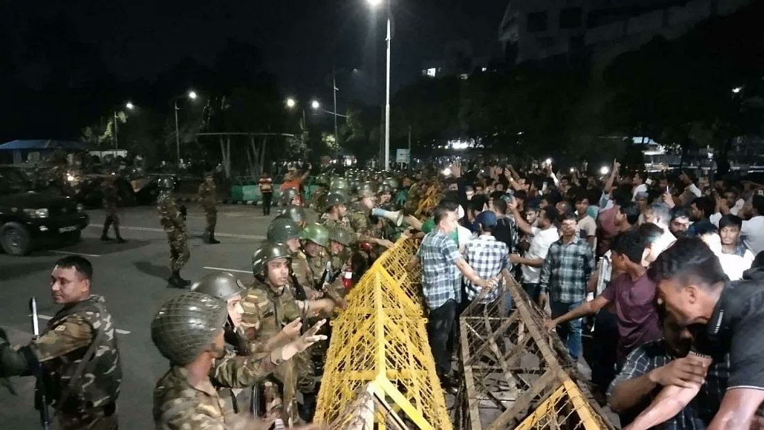 Protestors lay seige to Bangabhaban, Bangladesh's presidential palace