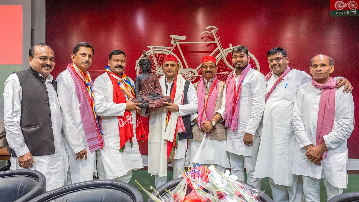 Akhilesh Yadav with party workers in Lucknow on 22 October (photo: PTI)