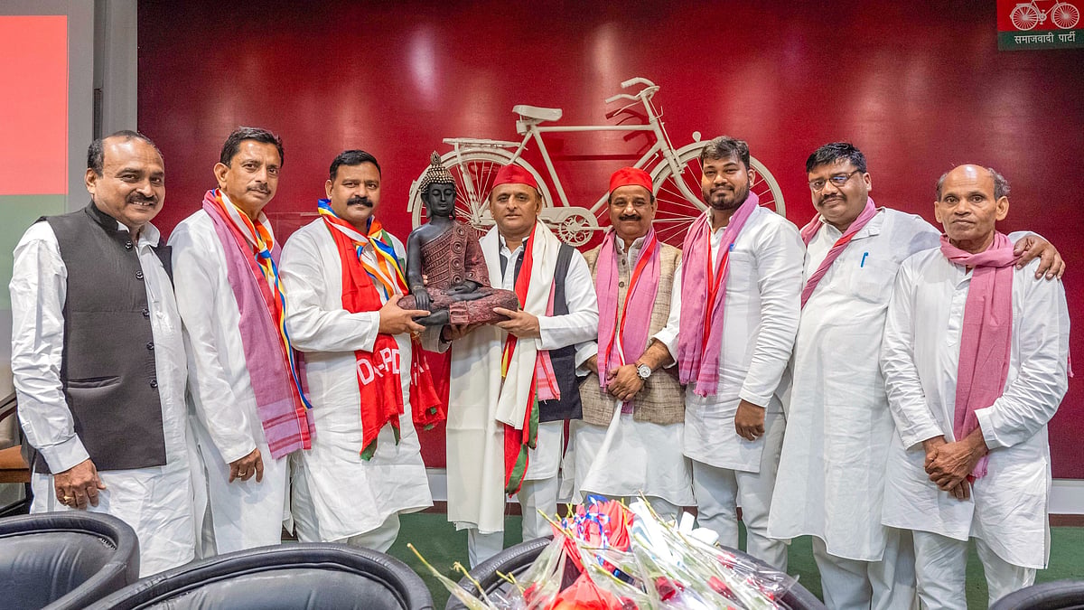 Akhilesh Yadav with party workers in Lucknow on 22 October (photo: PTI)