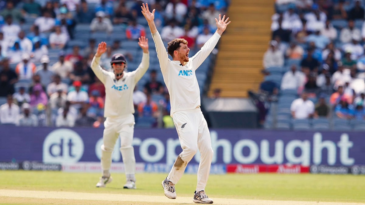 Pune Test: Batting meltdown threatens end of India's unbeaten run at home