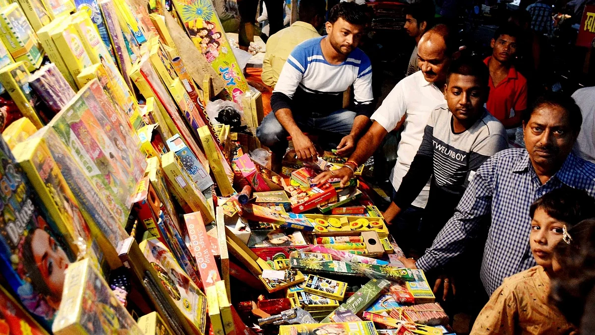 Representative image of people buying crackers (photo: NH)