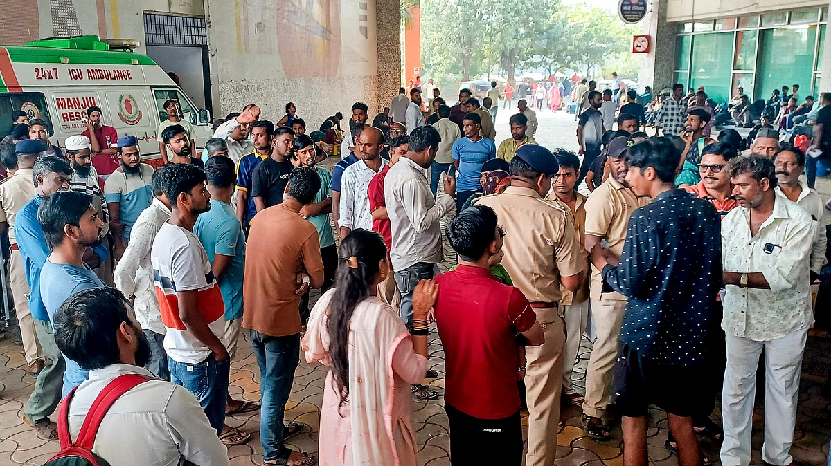 Anxious passengers at Bandra station (photo: PTI)