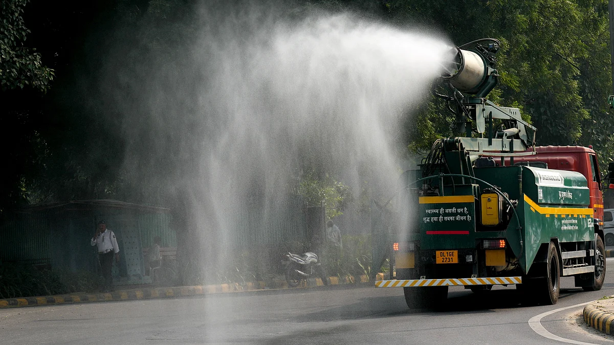 Anti-smog gun being used in New Delhi on 27 October (photo: PTI)
