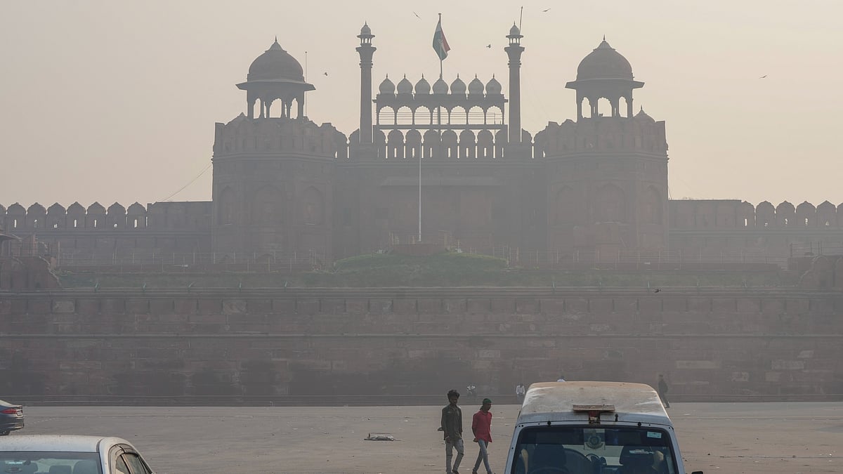 Red Fort in Delhi seen through smog (photo: PTI)