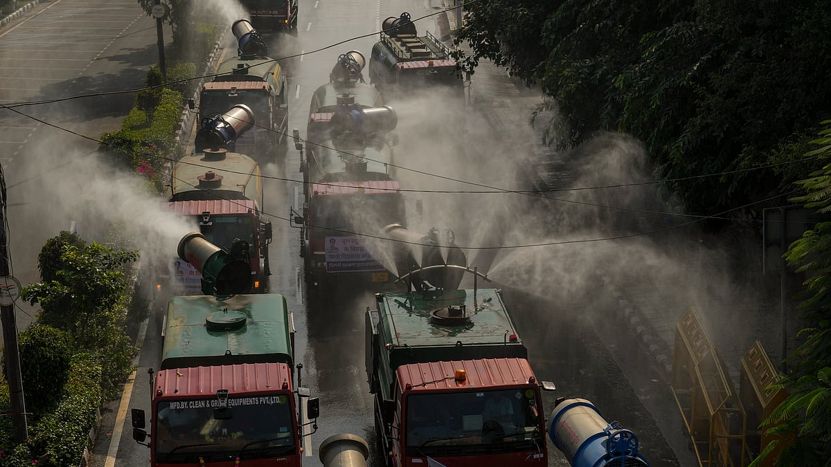 Anti-smog guns being used to sprinkle water amid air pollution in Delhi on 1 November (photo: PTI)