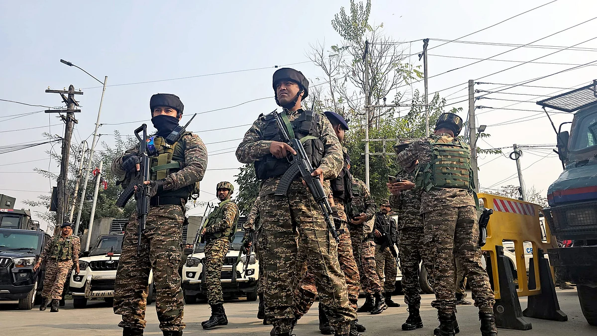Security personnel at the encounter site in Srinagar, 2 Nov. 2024  (Photo: PTI)