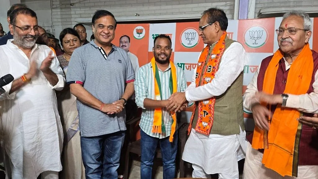 Himanta Biswa Sarma (centre left), Shivraj Singh Chouhan (centre right) welcome Mandal Murmu (centre)