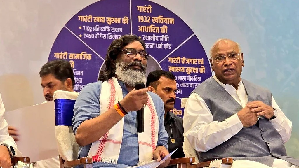 Hemant Soren (left) and Mallikarjun Kharge (right) announce the INDIA bloc manifesto together