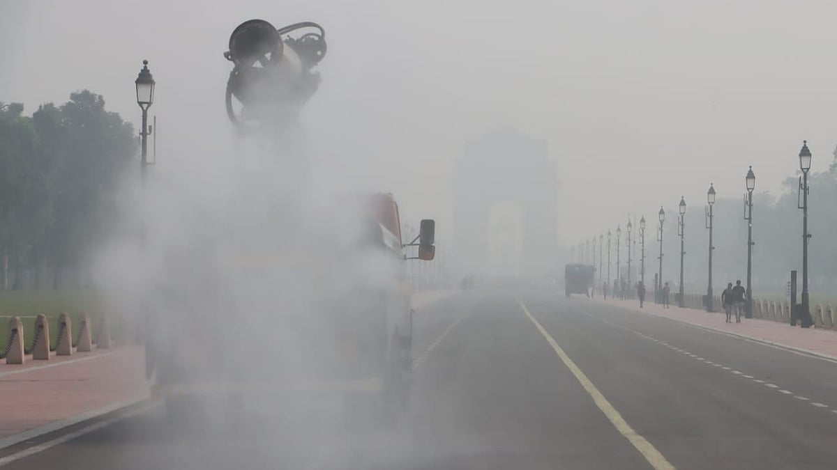 Anti-smog gun near India Gate works in very poor visibility from severe smog (photo: Vipin/NH)