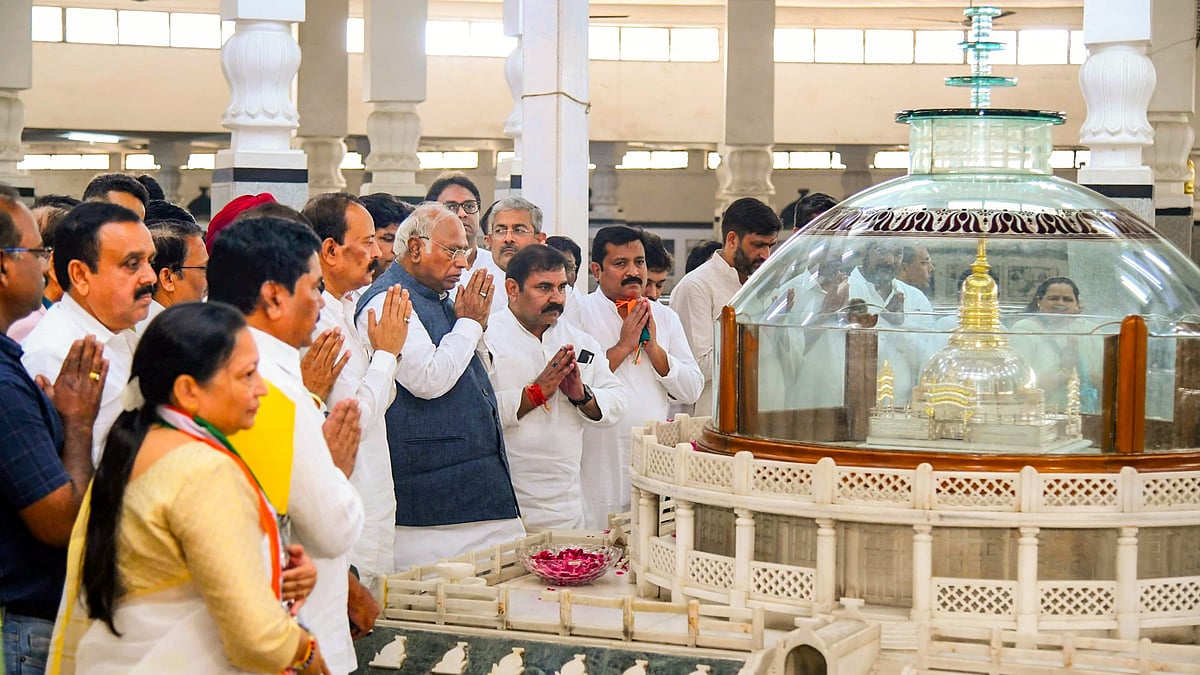 Congress president Mallikarjun Kharge at Deekshabhoomi in Nagpur, 9 Nov.  2024 (Photo: PTI)
