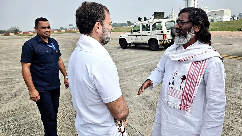 Hemant Soren with Rahul Gandhi at Ranchi airport (photo: @HemantSorenJMM/X)
