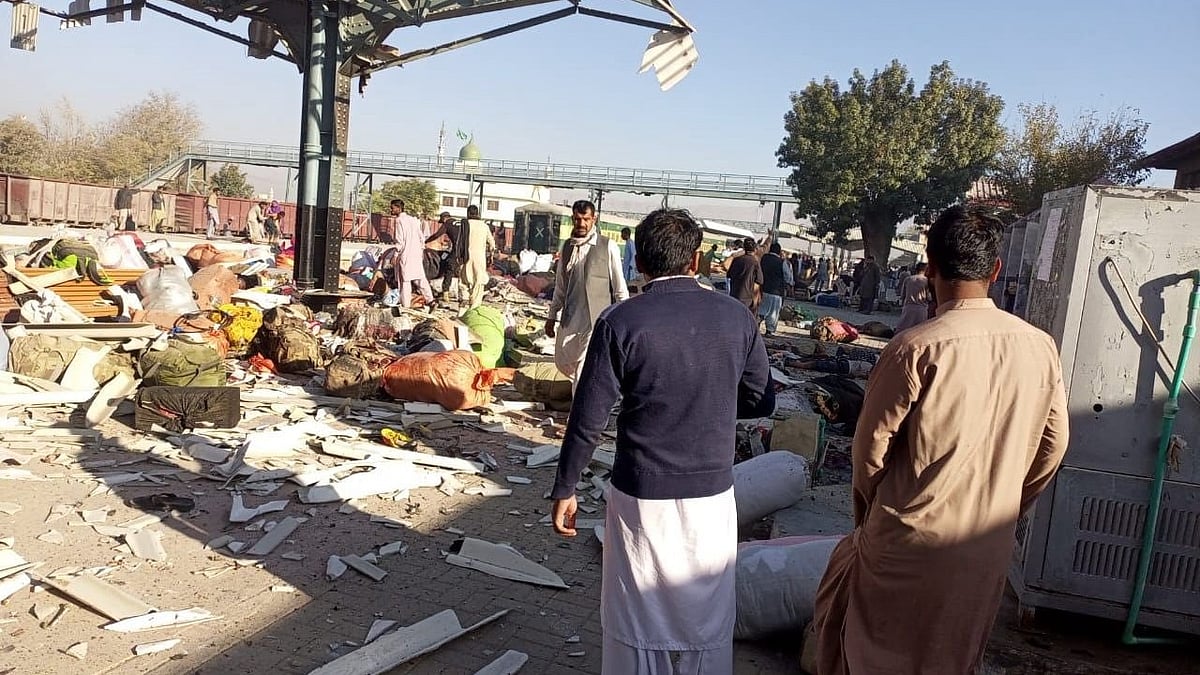 27 killed, 62 injured in suicide bombing at railway station in Pakistan