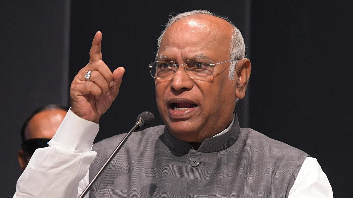 Congress president Mallikarjun Kharge addresses a conference (photo: NH)