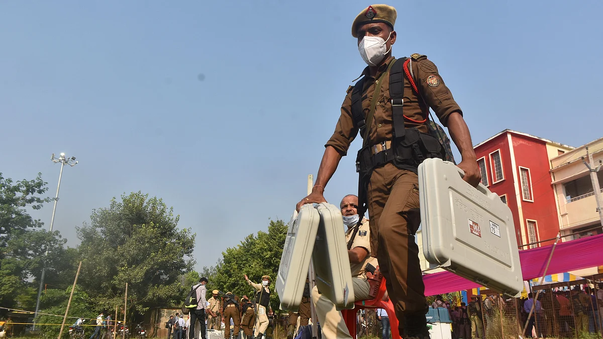 File photo of personnel carrying EVM machines (Photo by Parwaz Khan/Hindustan Times via Getty Images)
