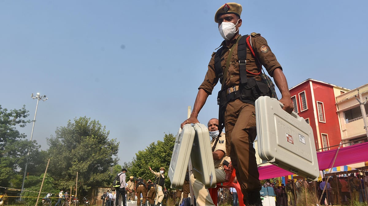 File photo of personnel carrying EVM machines (Photo by Parwaz Khan/Hindustan Times via Getty Images)