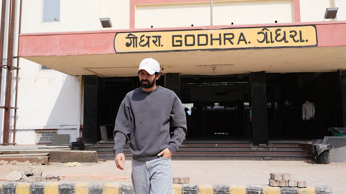 Vikrant Massey at Godhra station (photo: IANS)