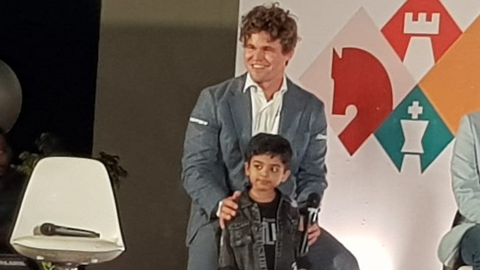 Magnus Carlsen obliges the photographers with wonderboy Aneesh Sarkar (photo: Gautam Bhattacharyya)
