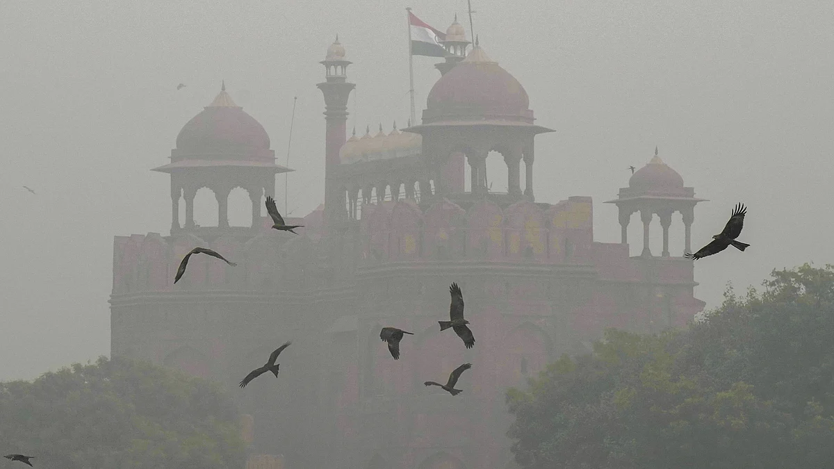 Thick layer of smog covers Delhi and adjoining areas on 13 November (Photo: PTI)