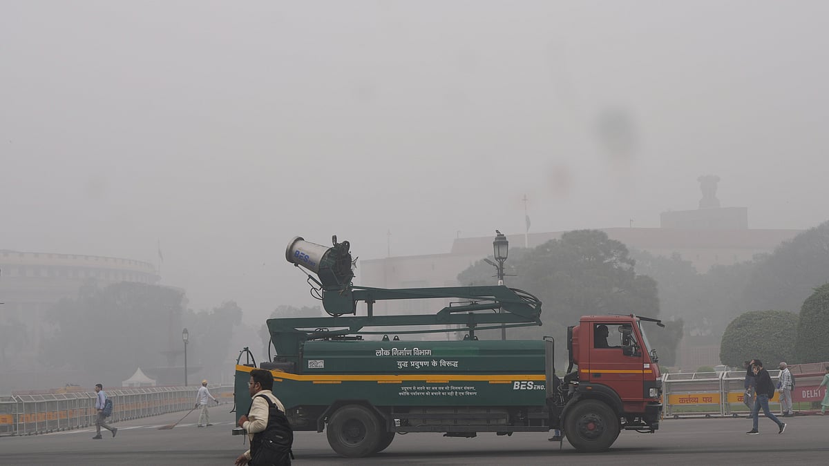 An anti-smog truck spraying mist to settle down the dust particles in Delhi (photo: PTI)