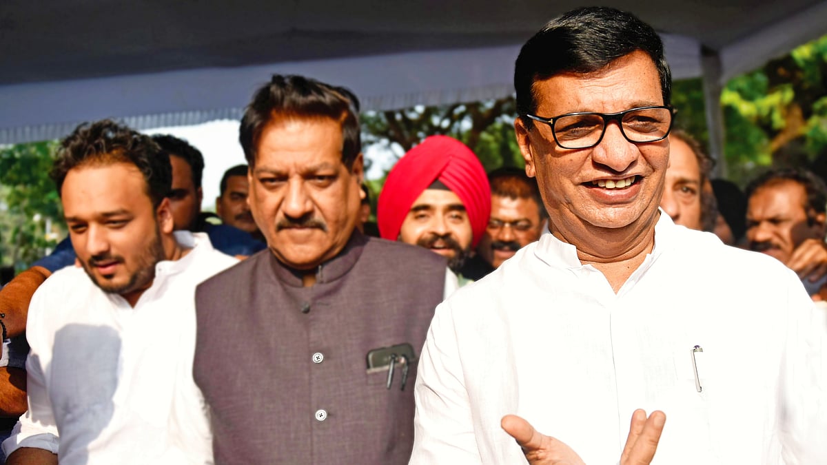 Congress leader Balasaheb Thorat (right)