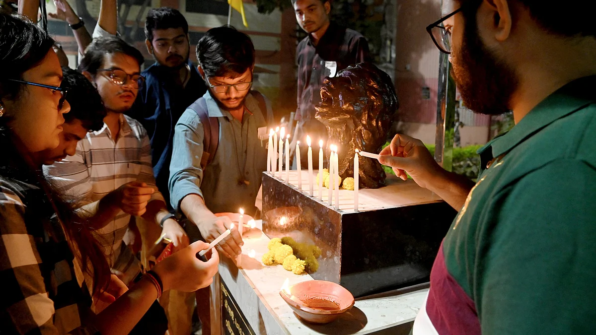 Junior doctors pay homage to woman medic in Kolkata on 16 November (photo: PTI)