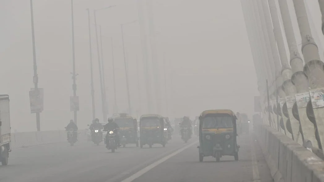 Thick layer of smog covers Delhi on 18 November (photo: Vipin/NH)