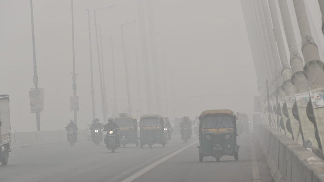 Thick layer of smog covers Delhi on 18 November (photo: Vipin/NH)