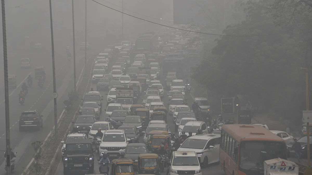 Smog-blanketed Delhi traffic (less of it than usual, thanks to GRAP) in November 2024 (photo: Vipin/NH)