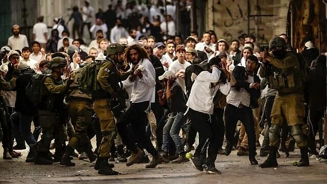 Israeli settlers attack an army commander in the West Bank
