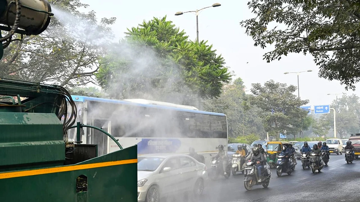 Anti-smog guns spray water droplets to curb pollution in New Delhi