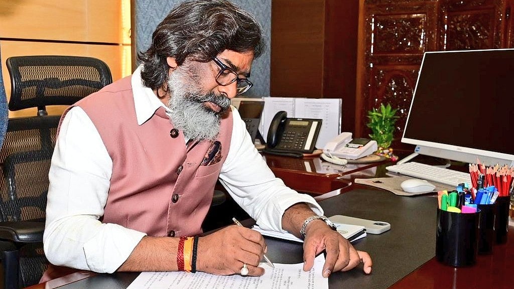 Hours after taking office, Hemant takes battle to Himanta's turf