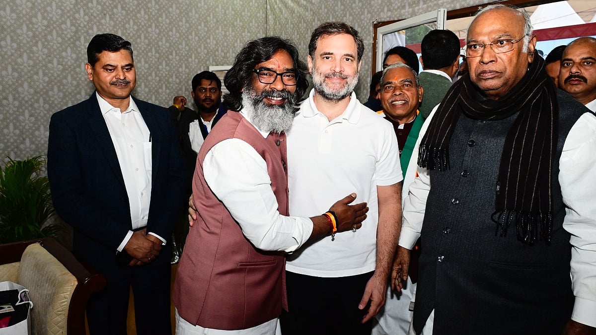 Hemant Soren with Rahul Gandhi and Mallikarjun Kharge