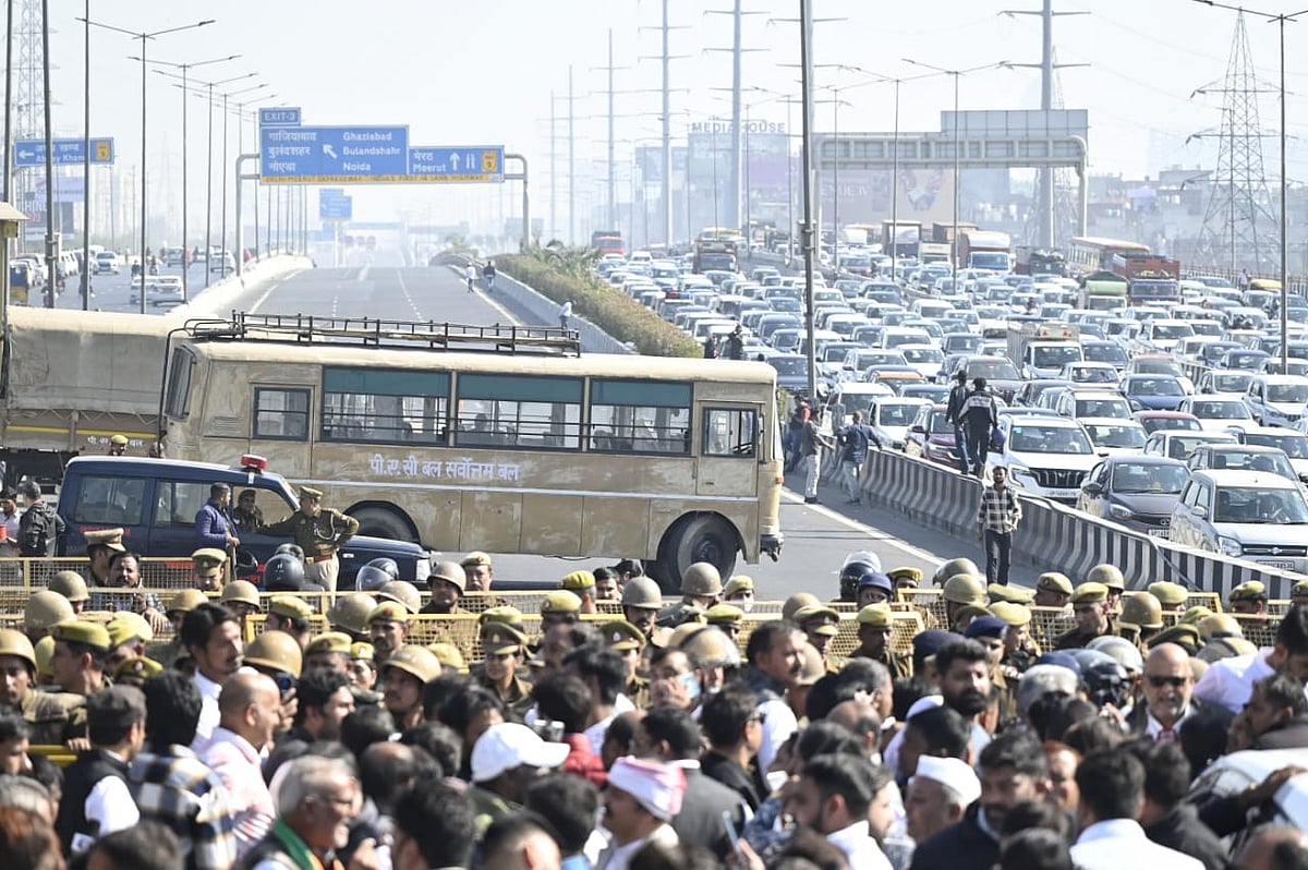 Police deployment at Ghazipur border to stop Congress leaders' visit to Sambhal (photo: Vipin/NH)