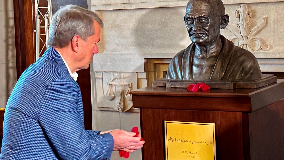 Governor of Nebraska Jim Pillen unveils Mahatma Gandhi's bust in Lincoln on 6 December (photo: PTI)