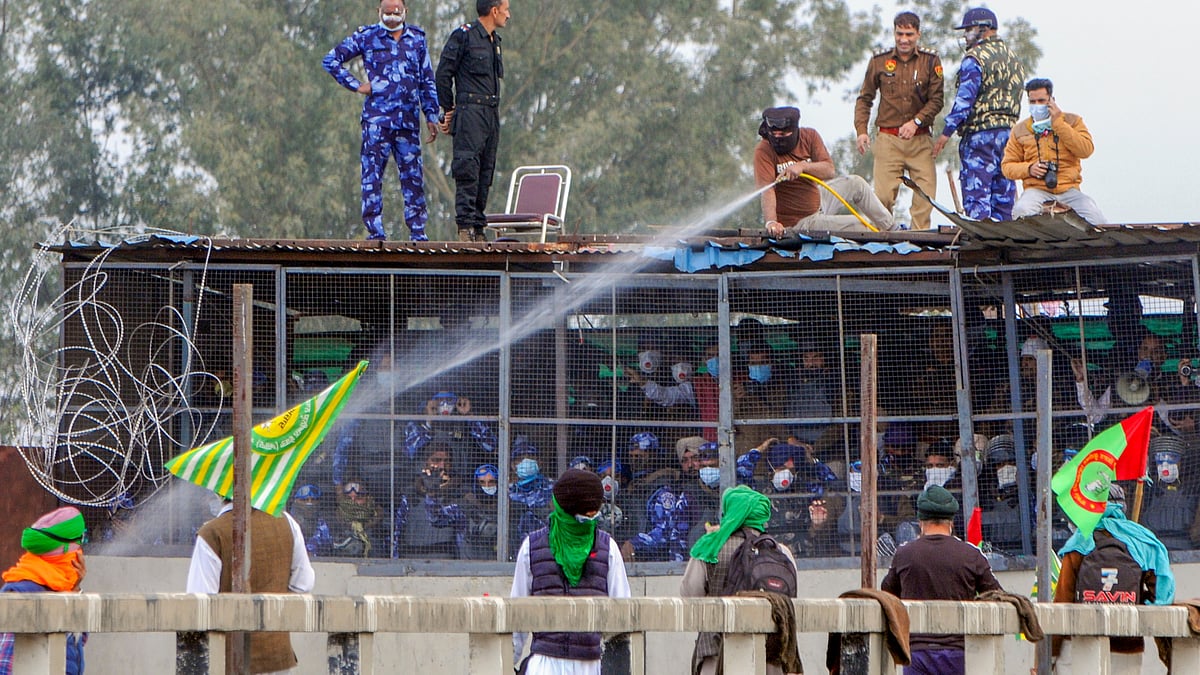 Farmers suspend foot march to Delhi for the day